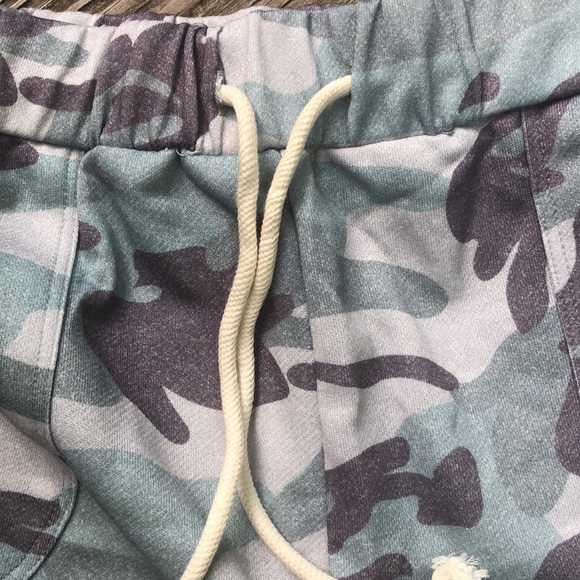 Camouflage shorts last one large - Picture 9 of 9